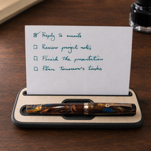 Carica l'immagine nel visualizzatore di Gallery, Pen & Note Dock – Supporto per penna e appunti