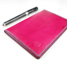 Carica l'immagine nel visualizzatore di Gallery, Copertina per taccuino in pelle A6