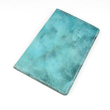 Carica l'immagine nel visualizzatore di Gallery, Copertina per taccuino in pelle A6