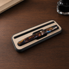 Carica l'immagine nel visualizzatore di Gallery, Pen &amp; Note Dock – Supporto per penna e appunti
